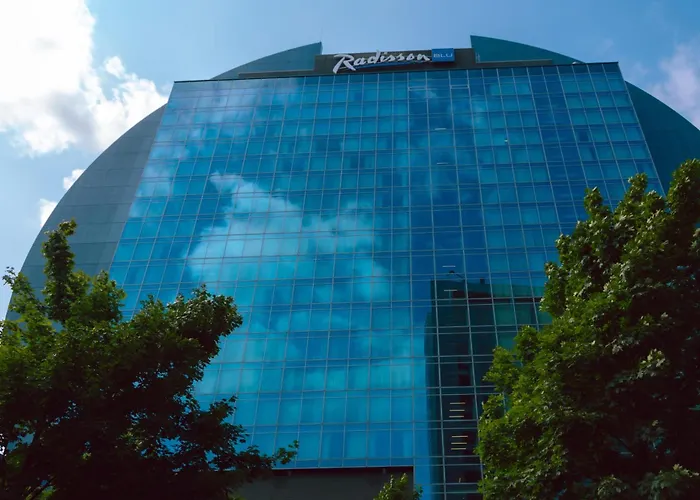 Luxury hotel only: Radisson Blu Hotel Frankfurt